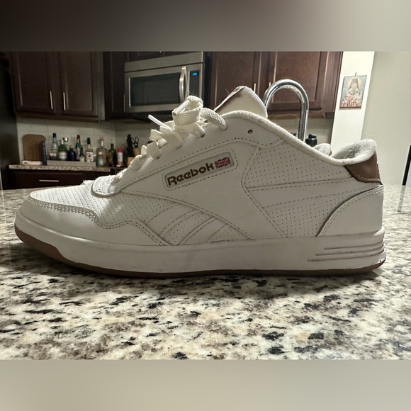 Reebok men’s Club MEMT Sneaker - Picture 4 of 10